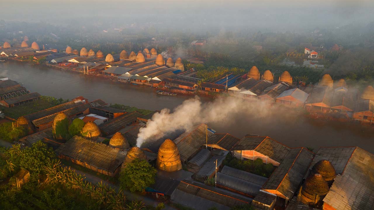 Get Lost in the brickyard traditional village -” Red Kingdom” in Mang Thit